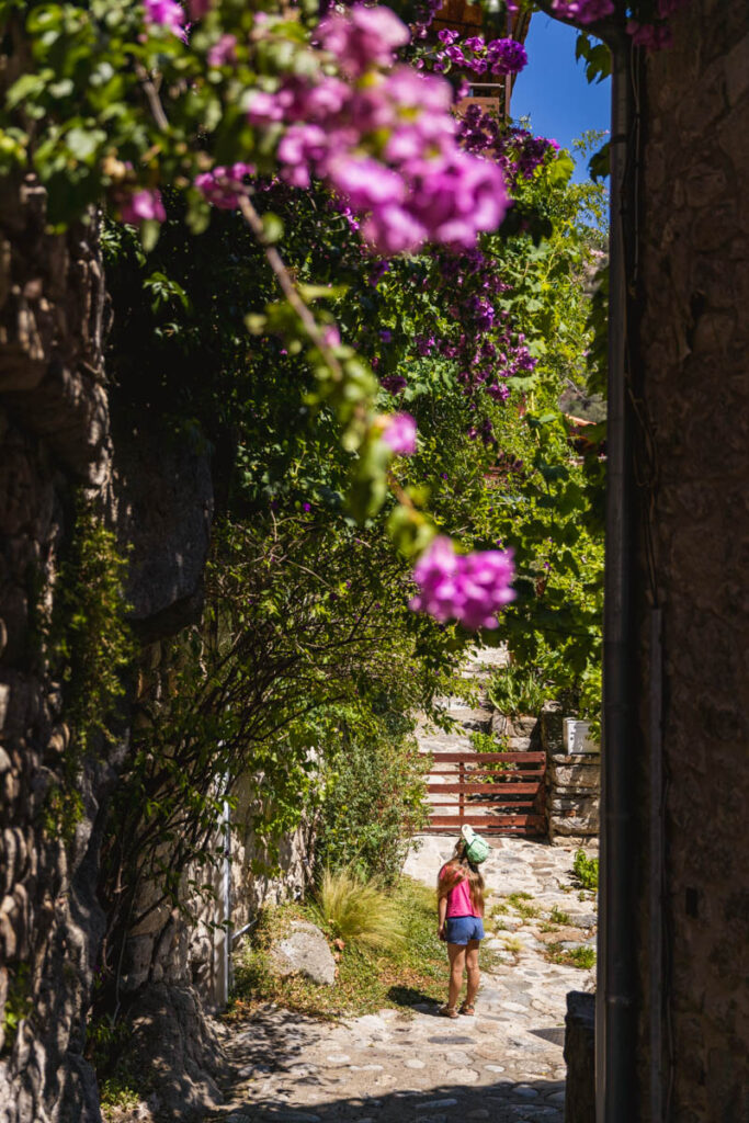 les ruelles du village d'Eus en photo