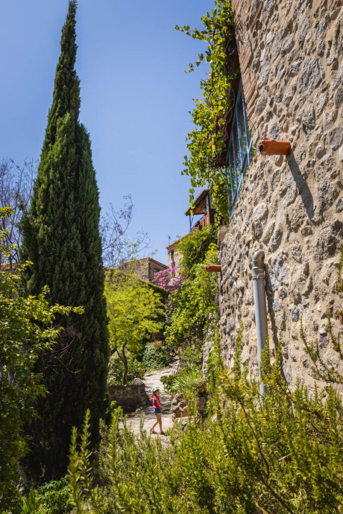 les ruelles du village d'Eus en photo