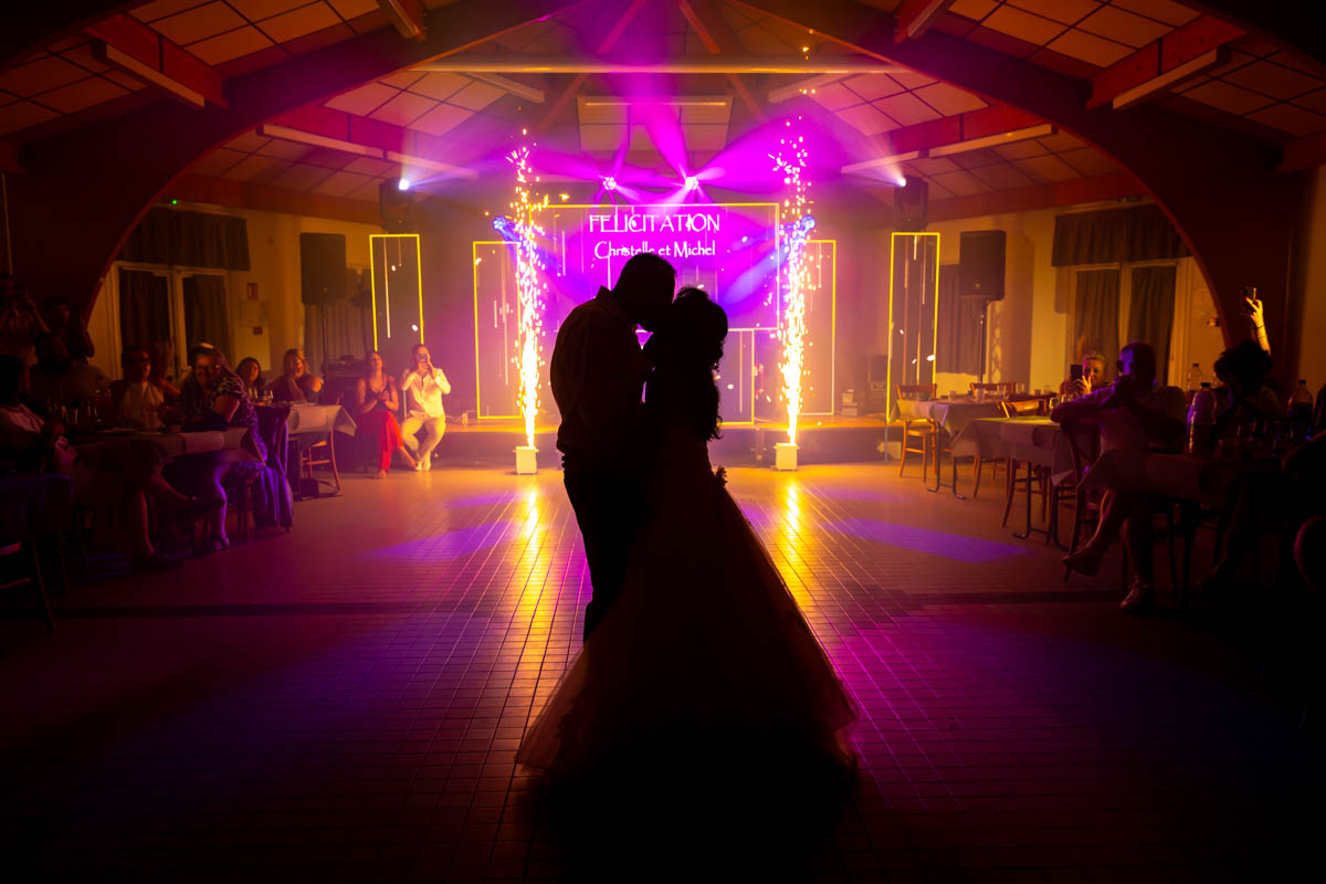 photo de la réception de mariage avec les mariés qui dansent