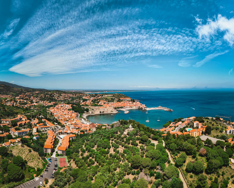 photo aérienne en vue de drone de la ville de Collioure