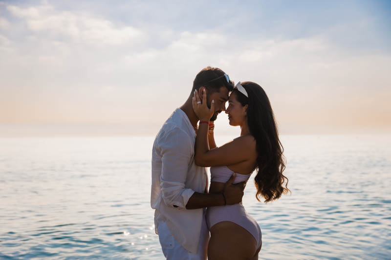 photo de couple à Argelès avec Nouveauté et Pierre en silhouette au bord de la plage