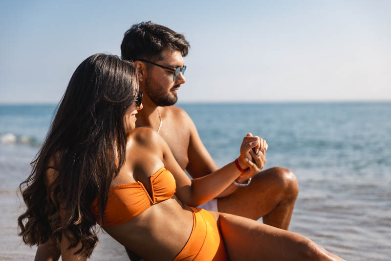 photo de couple à Argelès avec Nouveauté et Pierre en maillot de bain allongés au bord de l'eau