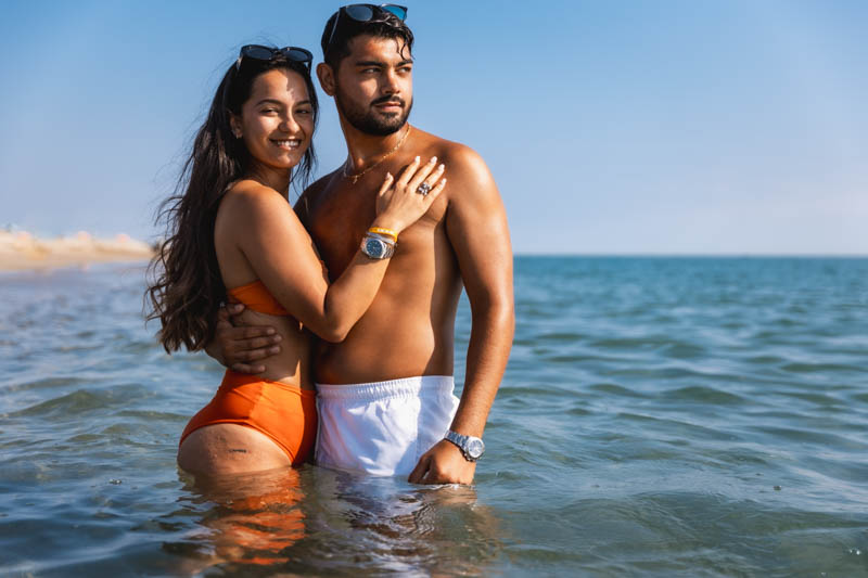 photo de couple à Argelès avec Nouveauté et Pierre en maillot de bain debout dans l'eau