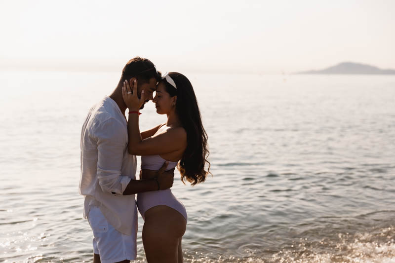 photo de couple à Argelès avec Nouveauté et Pierre en silhouette au bord de la plage