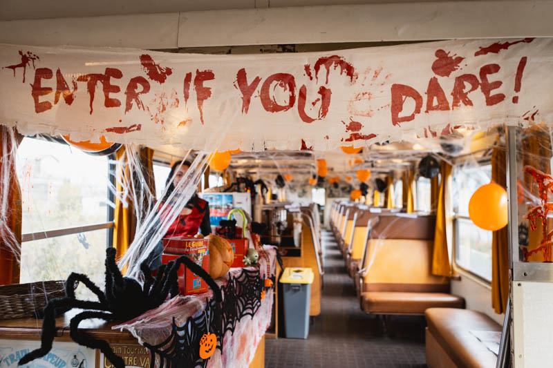 la décoration du train rouge d'halloween