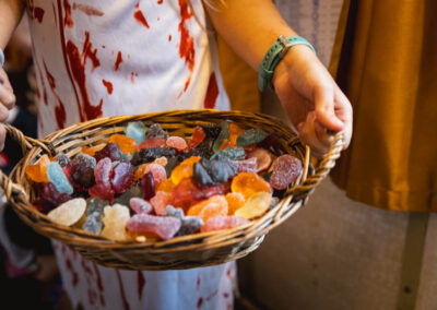 La distribution de bonbons dans le train rouge