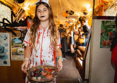 La distribution de bonbons dans le train rouge