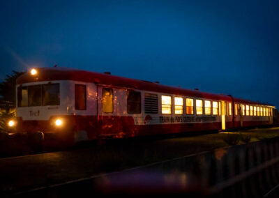 le train rouge d'halloween de nuit