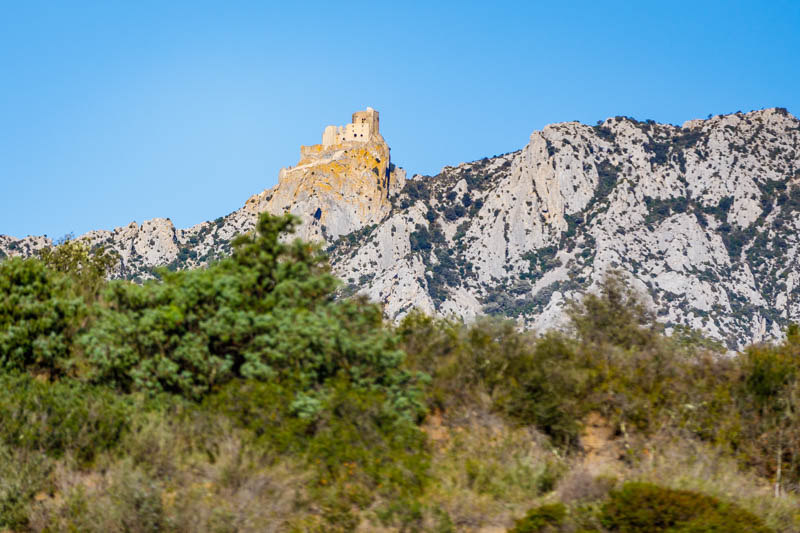 Le chateau de Queribus depuis le train rouge de Noël (Tpcf)