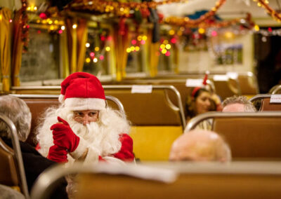 le père noël à bord du train rouge de Noël (Tpcf)