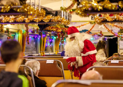 le père noël à bord du train rouge de Noël (Tpcf)